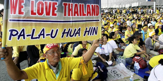 Fliegen? Sitzen! Regierungsgegner im Suvarnabhumi-Flughafen  | Foto: dpa