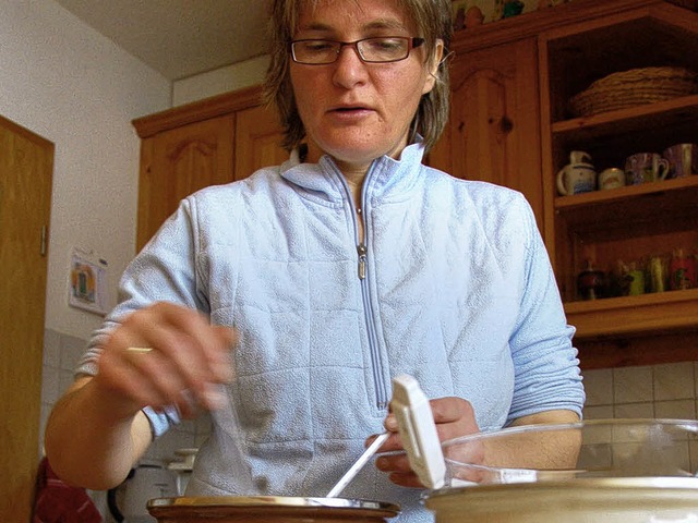 Anne Strk in ihrer Kche beim Rhren   | Foto: kathrin Blum