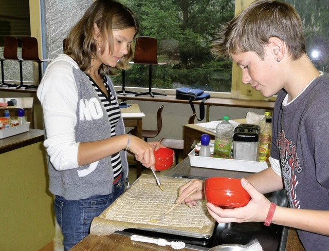 Janina Schuble und Tobias Mller, Sch...ndeleckerli fr die Schlerfirma her.   | Foto: heidi bauer