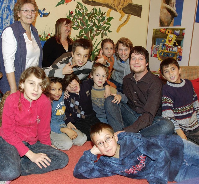 Die Hortkinder mit dem neuen Leiter Pe...ns (links) und (daneben) Anette Ehret.  | Foto: Marius Alexander