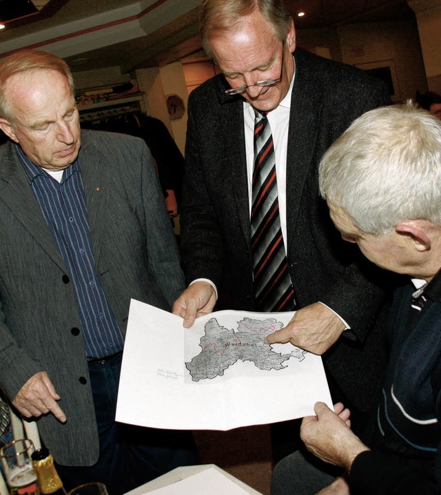 Landtagsprsident Peter Straub (Mitte)...erungen bezglich der Wahlkreise auf.   | Foto: Chris Seifried