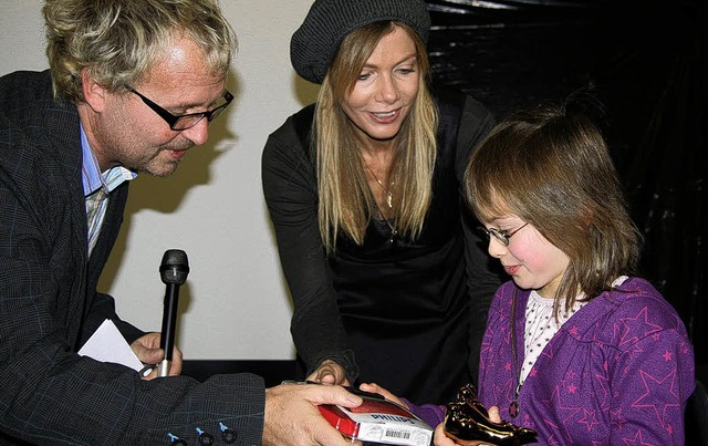 Winfried Neuburger, Rektor der Hansjak...hen der kleinen Jessica ein Geschenk.   | Foto: hansjakobschule