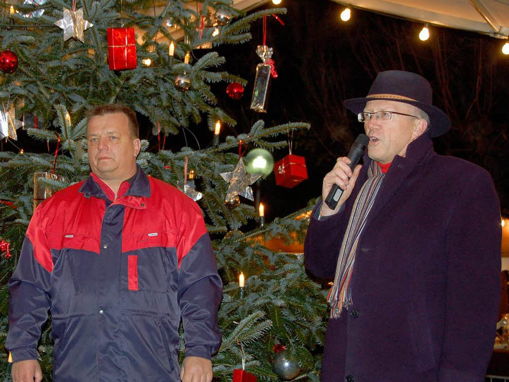 Brgermeister Rolf Karrer und Organisator Egon Kefer erffnen den Markt