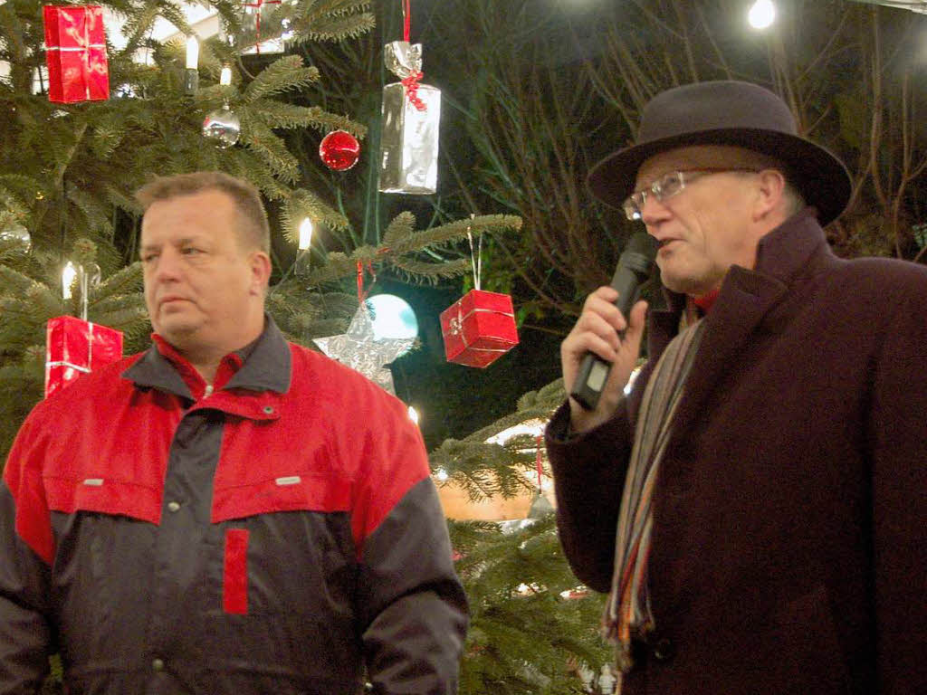 Brgermeister Rolf Karrer und Organisator Egon Kefer erffnen den Markt