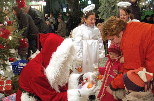 Zur Erffnung des 32. Christkindlemark...Nikolaus Krabbelscke an die Kinder.    | Foto: Julia Jacob