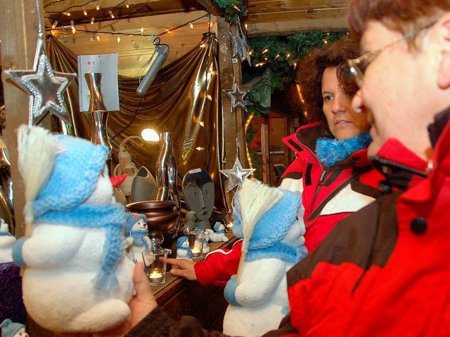 Der Breisacher Weihnachtsmarkt bietet den  Besuchern ein  buntes Angebot.  | Foto: Sarah-Lena Stein