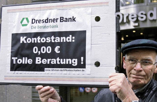 Demonstrant vor seiner Bank  | Foto: dpa