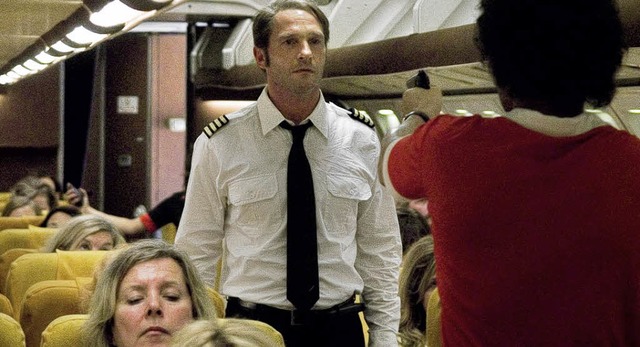 Todesangst an Bord: Der Pilot  (Thomas...erroristen   (Sad Taghmaoui) bedroht.  | Foto: ddp