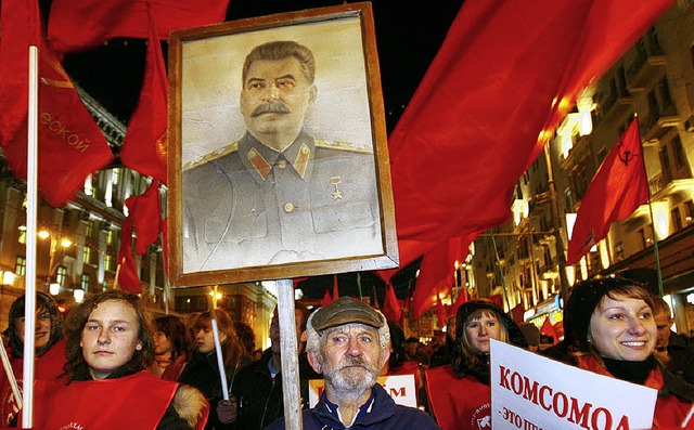 Russische Kommunisten mit dem Konterfei   Josef Stalins  | Foto: AFP