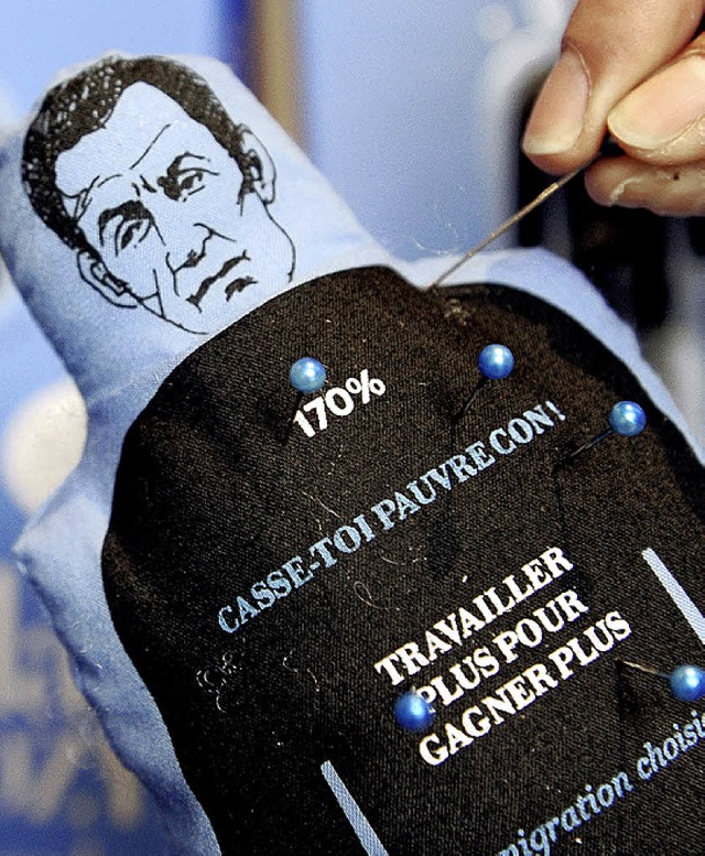Es darf auch weiterhin gestochen werden: Die Sarkozy-Voodoopuppe bleibt legal.  | Foto: AFP