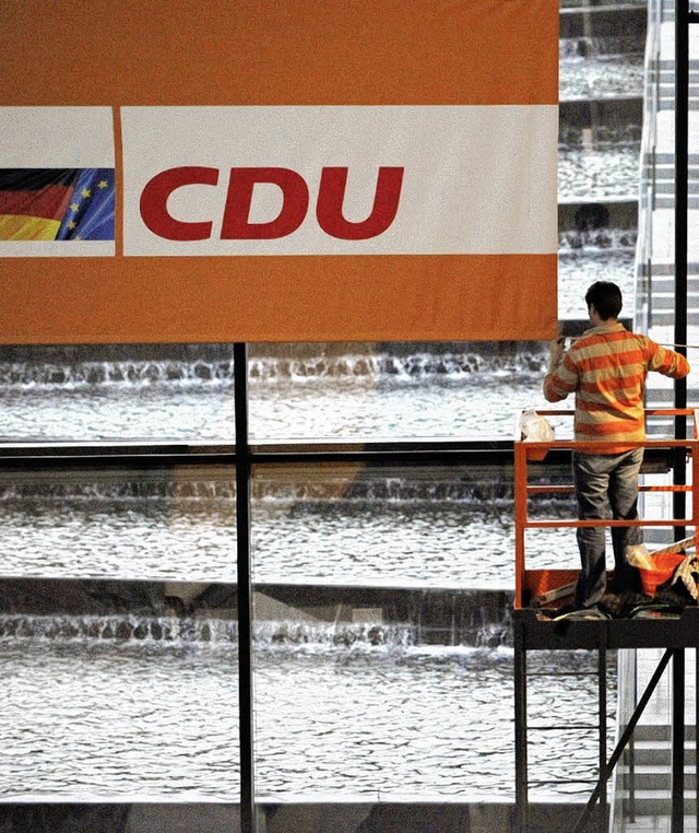 Am Sonntag geht&#8217;s los: Aufbau fr den CDU-Parteitag in Stuttgart  | Foto: dpa