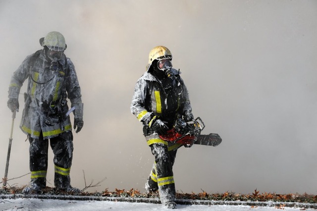 Die Feuerwehr musste beinahe den ganze...iburger Industriegebiet Nord kmpfen.   | Foto: Patrick Seeger