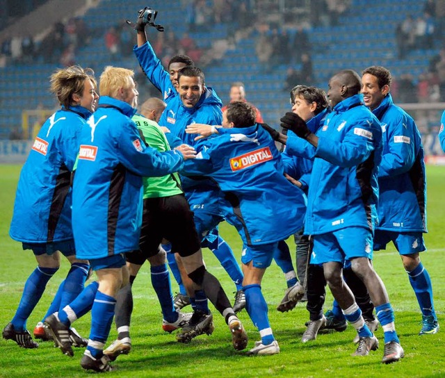 Die Spieler der TSG 1899 Hoffenheim haben weiterhin allen Grund zur Freude.  | Foto: dpa