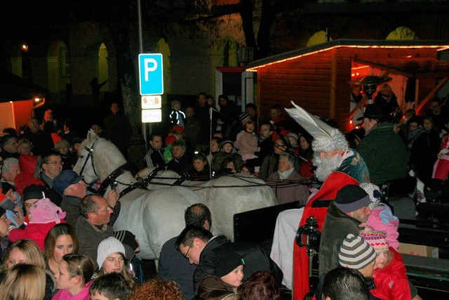 Umringt wurde der Nikolaus, der  mit d... von zwei Schimmeln, in die Stadt kam.  | Foto: Marlies Jung-Knoblich