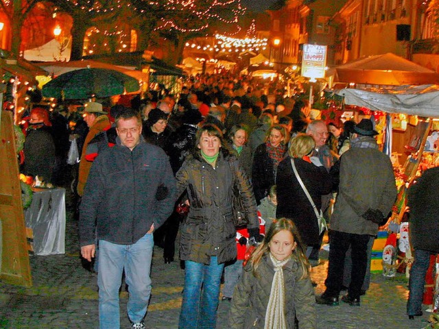 Dichtes Gedrnge herrschte am Samstagabend  in der Burkheimer Mittelstadt.  | Foto: Herbert Trogus