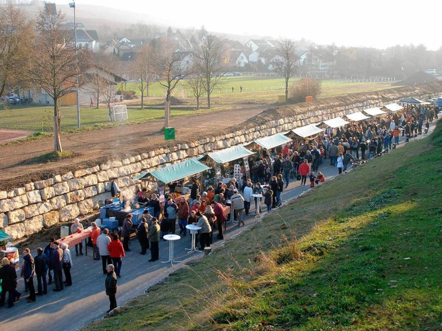 Die Strae auf Hhe des Friedhofs  war voller Weihnachtsmarktstnde.  | Foto: Barbara Schmidt