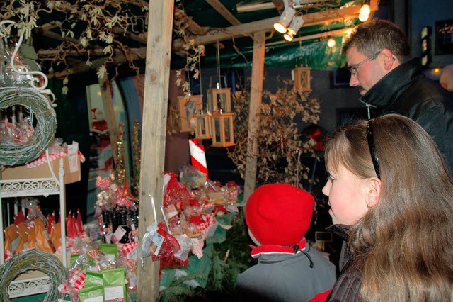 Die Qual der Wahl hatten die Besucher des Sthlinger Weihnachtsmarktes.  | Foto: Jutta Binner-schwarz