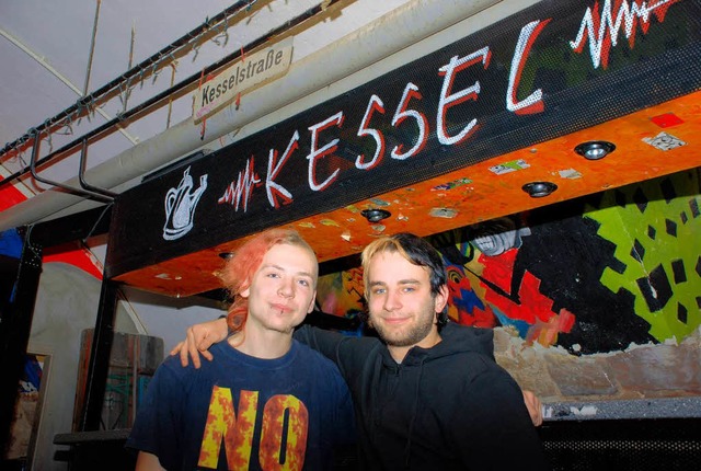 Rudi (l.) und Steffen vor der neu gestalteten Kessel-Theke.   | Foto: Siefke