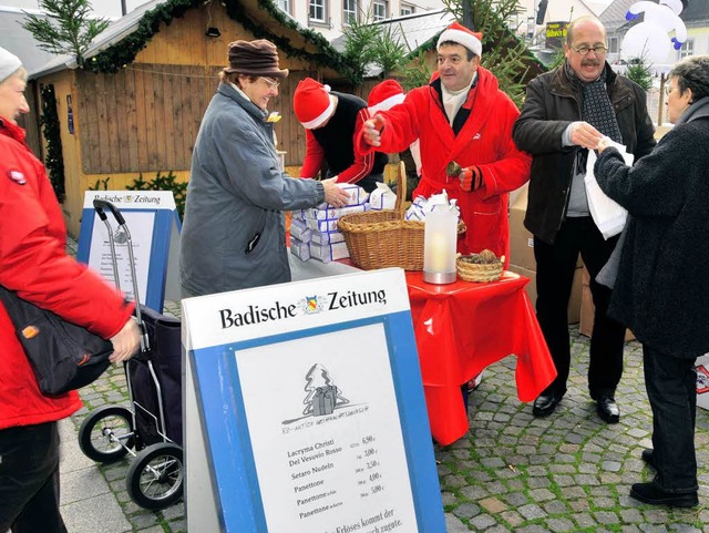 Oskar Guidone und Gerhard Walser auf dem Emmendinger Marktplatz  | Foto: Dieter Erggelet