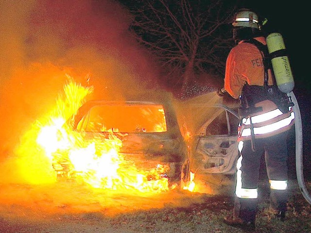 Wasser und Lschschaum setzte die Feue...eim Fahrzeugbrand in Rheinhausen ein.   | Foto: Feuerwehr