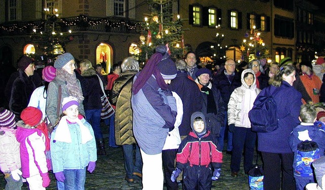 <Bildtext>Gro und Klein sind verzaube...n  der Staufener Altstadt.</Bildtext>   | Foto: M. Burkert