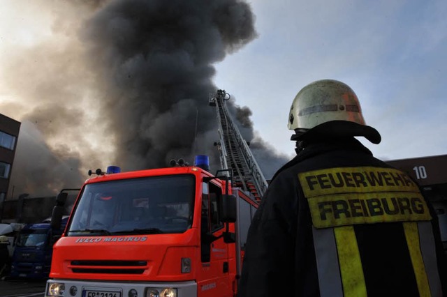 Ein Raub der Flammen: Firmengebude de...er im Freiburger Industriegebiet Nord.  | Foto: Patrick Seeger