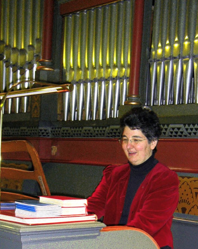 Susanne Momann spielt an der restaurierten  Orgel.   | Foto: Ulrike Le Bras