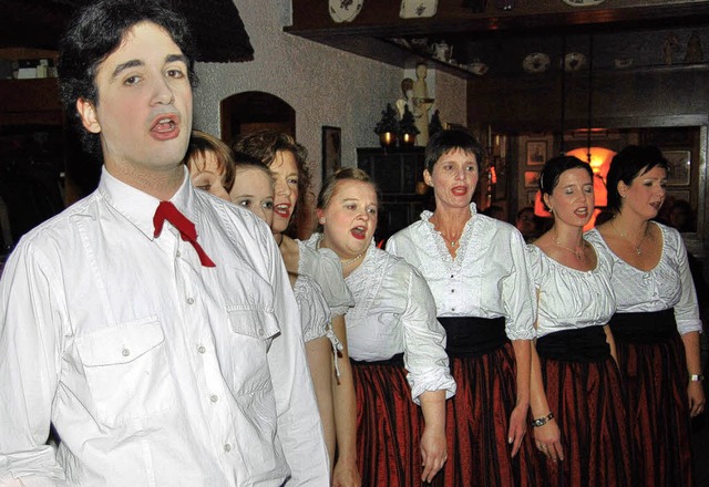 Die Cook&#8217;s Singers sangen  im Ka...regionale Weine und Speisen schmecken.  | Foto: jochen voigt