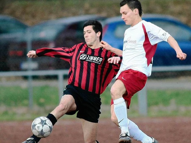 Fussball 2008/2009SC Kuhbach vs. Freis...pf mit Roman Vulcano(Freistett #8) li.  | Foto: Peter Aukthun-Goermer