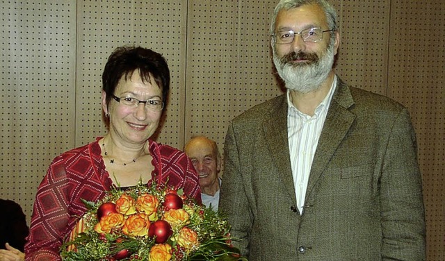 Fr Brigitte Zoller gab es Blumen und Dank von Bernhard Gtz.   | Foto: Lins