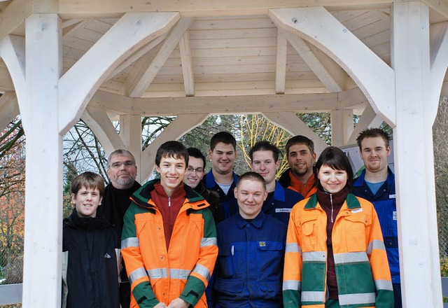 Projektleiter Stephan Schnepf (2. v. l...chnischen Betriebe  im neuen Pavillon.  | Foto: gertrude siefke