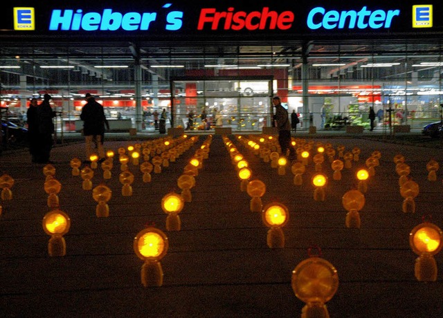180 Lampen blinkten auf dem Parkplatz ...tionen bei den Betrachtern aufkommen.   | Foto: Heinz Vollmar