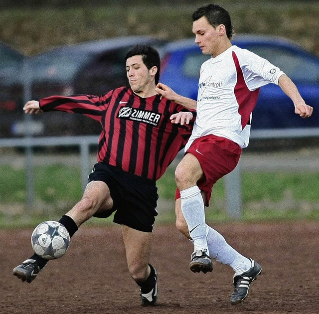 Fussball 2008/2009SC Kuhbach vs. Freis...pf mit Roman Vulcano(Freistett #8) li.  | Foto: Peter Aukthun-Goermer