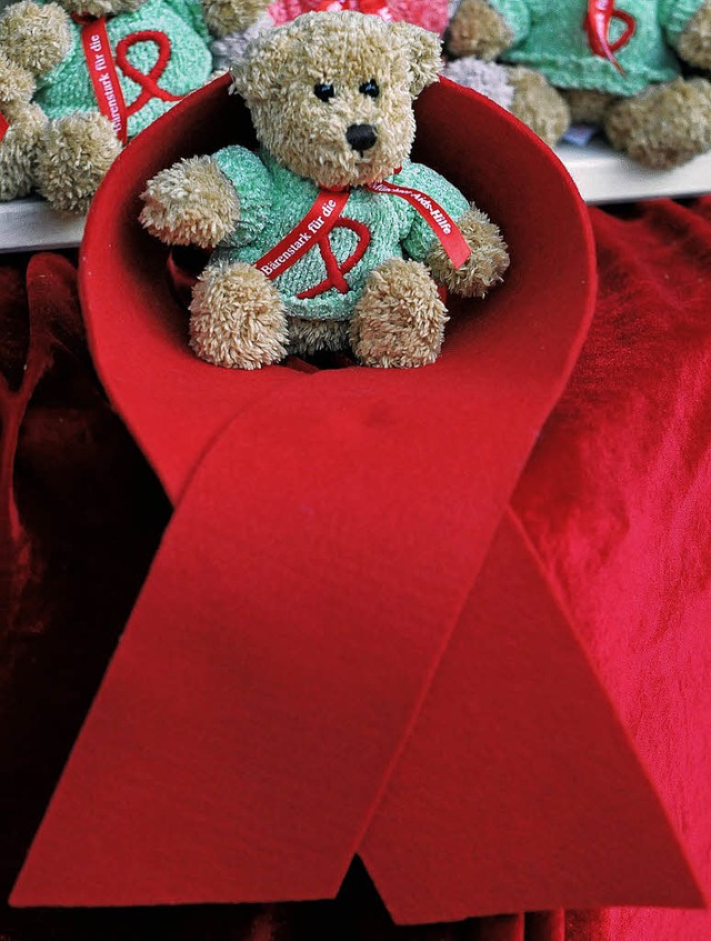 Teddys mit Aidsschleifen  verkauft die Mnchner Aids-Hilfe zum Weltaidstag.   | Foto: ddp