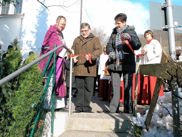 Nach der feierlichen Einweihung gaben ...urierte Treppe fr die Fugnger frei.  | Foto: Andrea Stadler