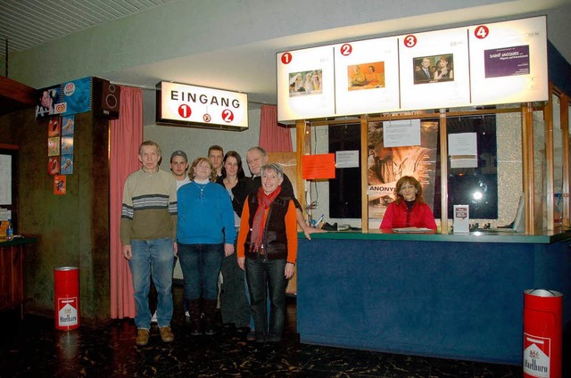 Im Park-Lifa-Kino-Center in der Oststa...eiter stellten sich zum Abschiedsfoto.  | Foto: Helmut Seller