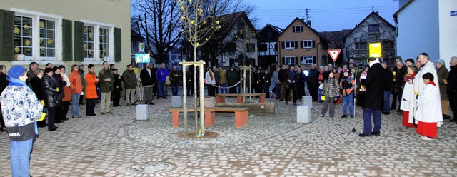 Rund 100 Gste kamen am Freitag zur Ei... neuen St. Martinsplatzes in Sasbach.   | Foto: Roland Vitt
