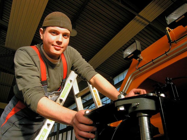 Bundessieger Philip Schber bei der Firma Zikun in Riegel  | Foto: Michael Haberer