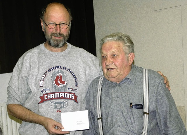 Die Senioren liegen dem Sportverein be...orsitzenden Otto Rendler eine Spende.   | Foto: Andrea Stadler