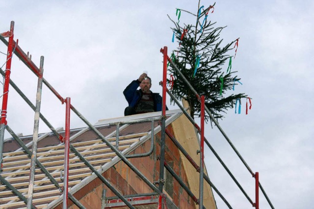 Elf neue Wohnungen baut die Kommunal-W...naten konnte Richtfest gefeiert werden  | Foto: Heiner Fabry