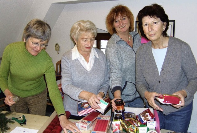 Der Sozialdienst katholischer Frauen (...hne Weihnachtspakete fr Bedrftige.   | Foto: SUSANNE MLLER