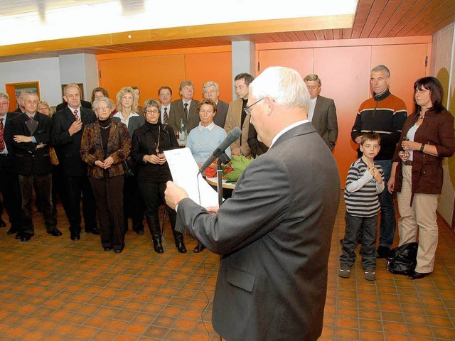 Die Familie Merstetter (rechts) verfol...n Arbeitsort, dem Eimeldinger Rathaus.  | Foto: lauber