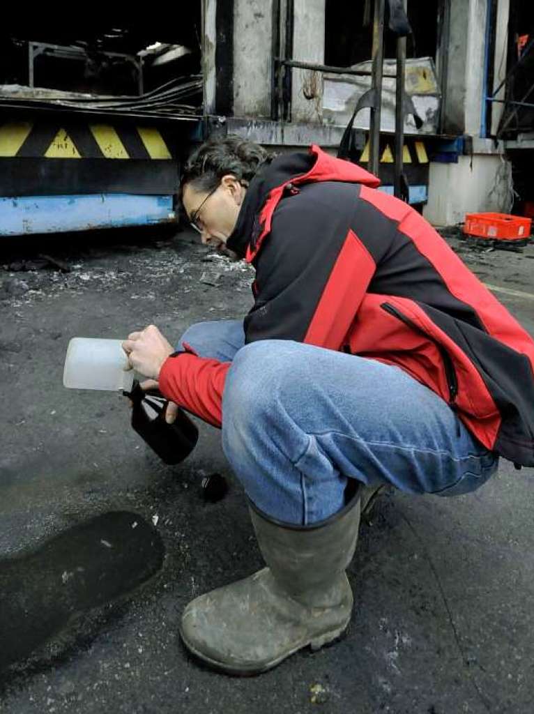Ein Mitarbeiter  des Umweltschutzamtes Freiburg nimmt eine Probe aus einer Pftze Lschwasser.