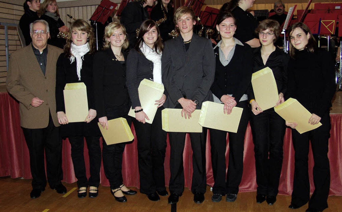 <Bildtext>Die sieben Trger des Golden...rsident Helmut Steinmann.</Bildtext>   | Foto: Silke Hartenstein