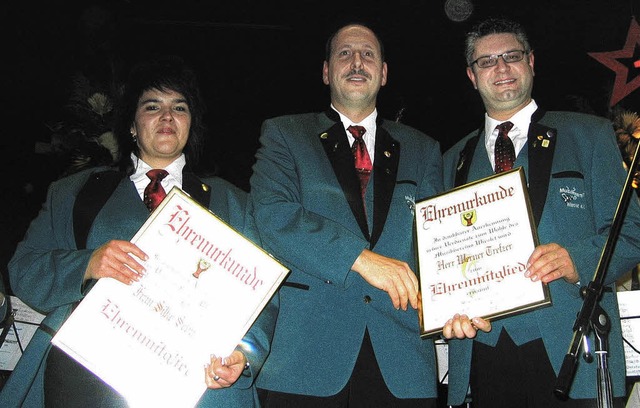 Thomas Wassmer (rechts) ernannte  die ...Werner Trefzer zu Ehrenmitgliedern.     | Foto: Helga Geiger