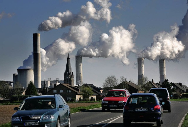 Die Autoindustrie kann sich mehr Zeit lassen mit dem Klimaschutz.  | Foto: dpa