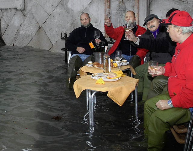 Die Laune lassen sich diese Venezianer...t verderben &#8211; trotz nasser Fe.  | Foto: AFP