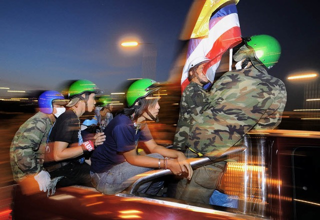 Regierungsgegner auf dem Weg zum besetzten Flughafen  | Foto: AFP