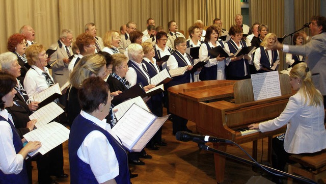 Harmonisch vereint unter ihren neuen D...esangvereine von Nimburg und Bottingen  | Foto: Karlernst Lauffer