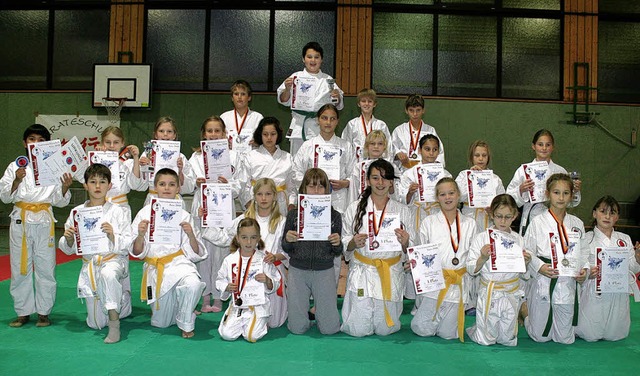 Stolz zeigen die bei den Vereinsmeiste...e-Kinder ihre Urkunden und Medaillen.   | Foto: bz